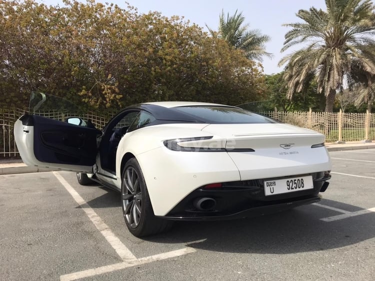 أبيض Aston Martin DB11 للإيجار في دبي 11