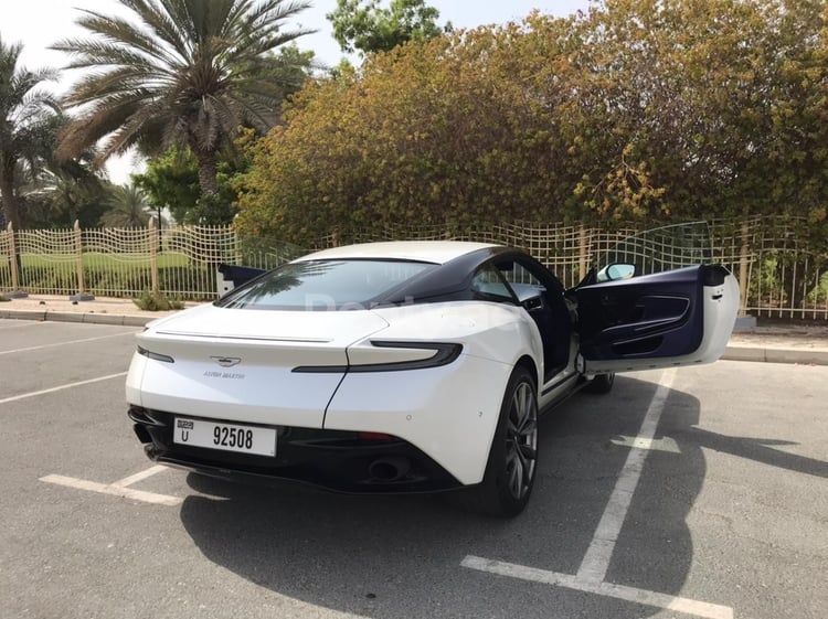 Bianca Aston Martin DB11 in affitto a Sharjah 12