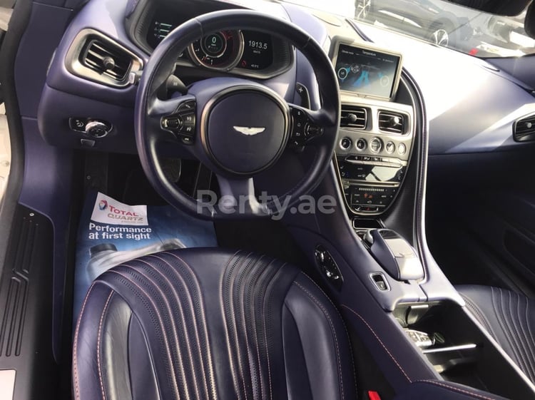 Weiß Aston Martin DB11 zur Miete in Dubai 14