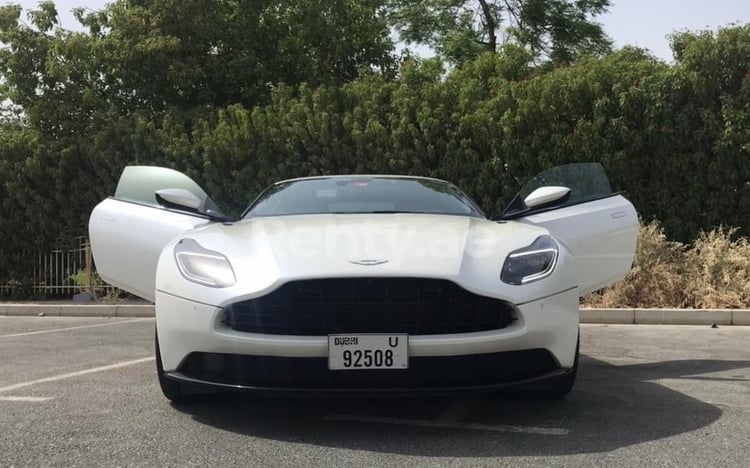 Bianca Aston Martin DB11 in affitto a Sharjah