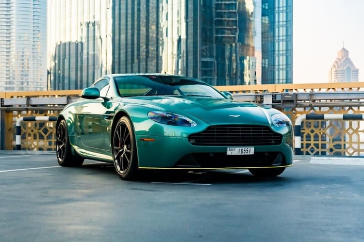 Verde Aston Martin Vantage en alquiler en Abu-Dhabi 0