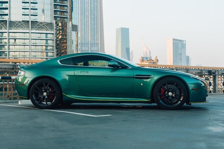 Grün Aston Martin Vantage zur Miete in Dubai 1