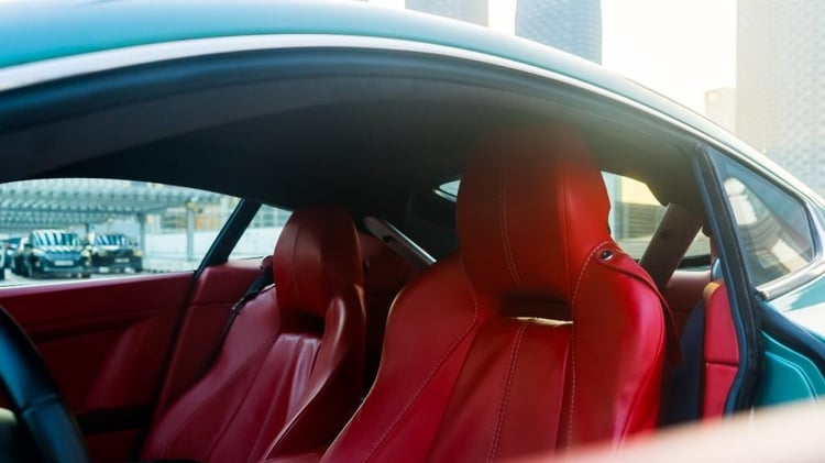 verde Aston Martin Vantage in affitto a Sharjah 4