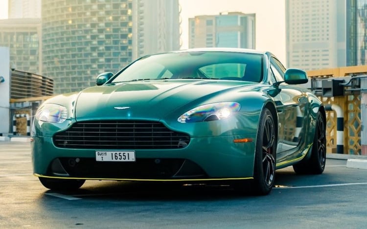 Grün Aston Martin Vantage zur Miete in Dubai