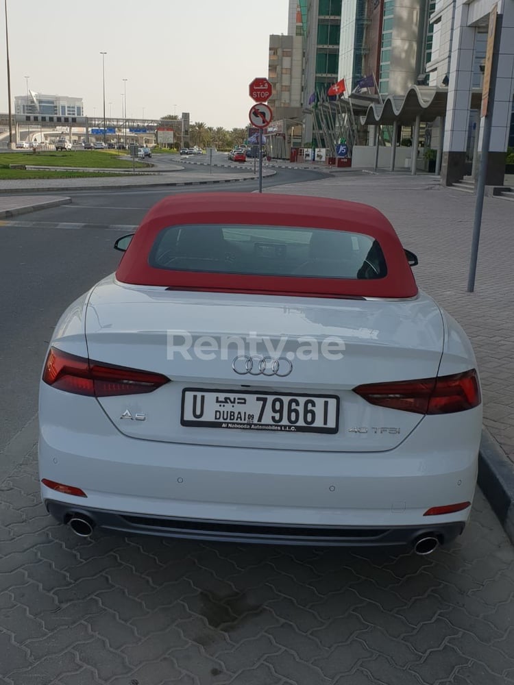 Weiß Audi A5 convertible zur Miete in Dubai 1