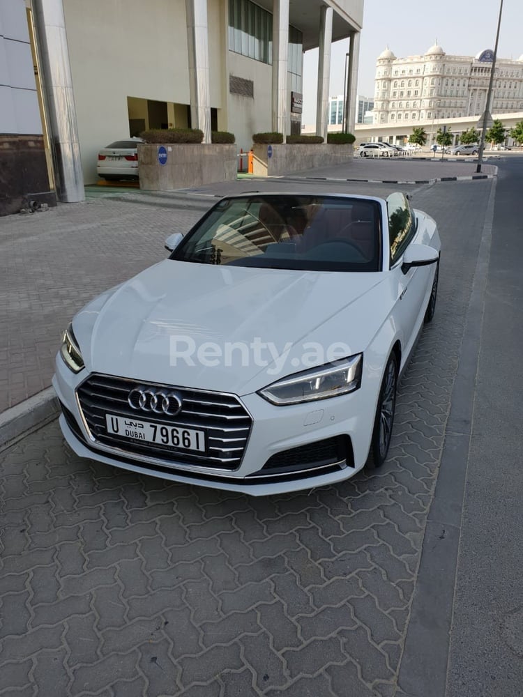 أبيض Audi A5 convertible للإيجار في دبي 3