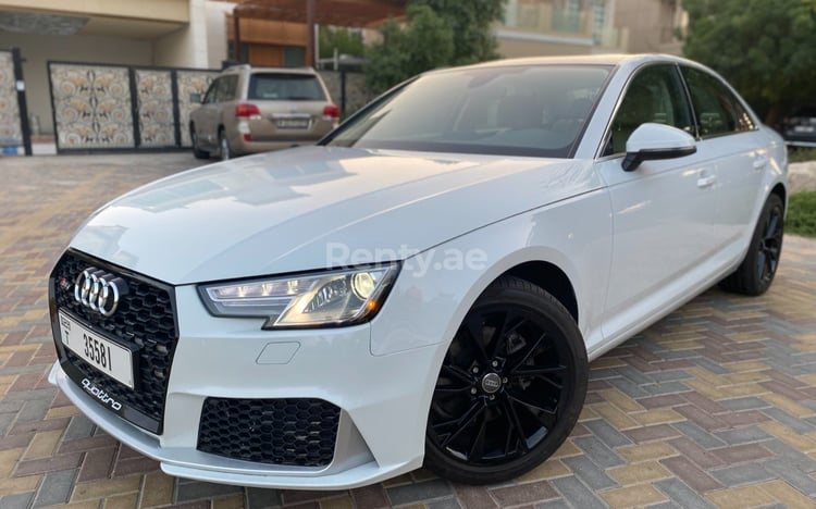 Blanco Audi A4 RS4 Bodykit en alquiler en Abu-Dhabi