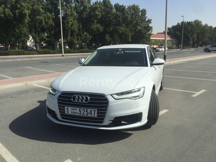 Blanc Audi A6 en location à Sharjah