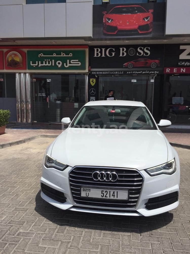 Blanc Audi A6 en location à Abu-Dhabi 4