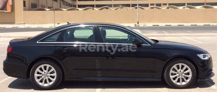 Negro Audi A6 en alquiler en Sharjah 0