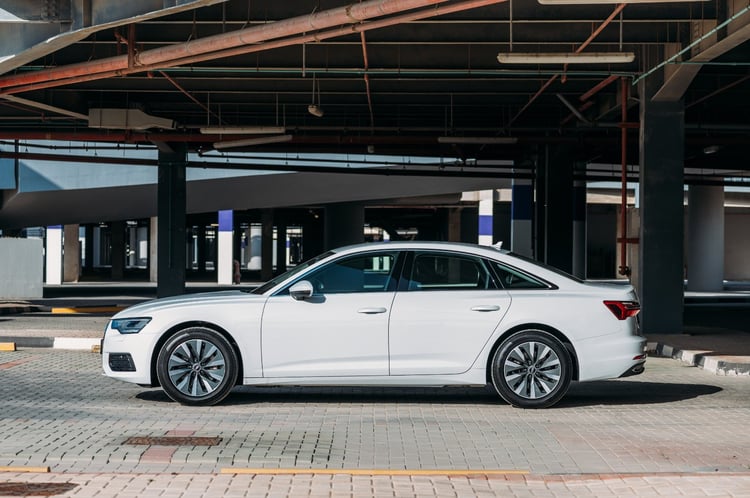 Blanc Audi A6 en location à Abu-Dhabi 1