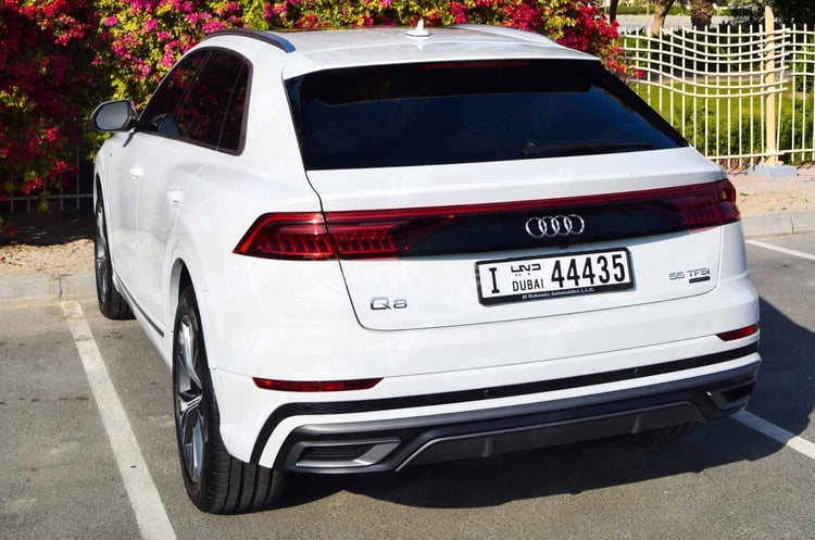 Blanc Audi Q8 en location à Dubai 1