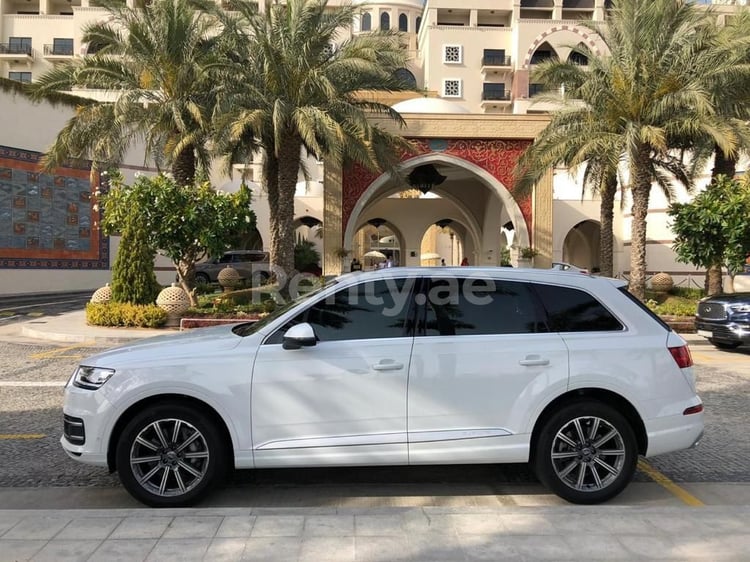 Blanco Audi Q7 en alquiler en Dubai 2