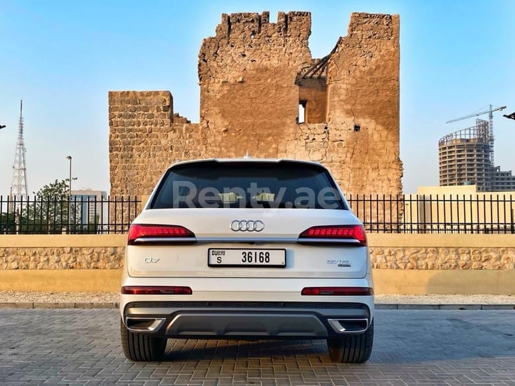 أبيض Audi Q7 للإيجار في دبي 2