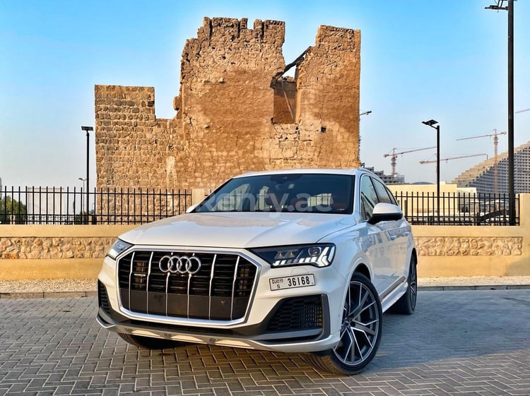 Blanco Audi Q7 en alquiler en Dubai 4