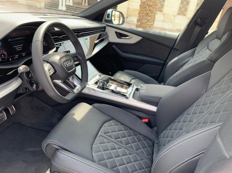 Blanco Audi Q8 en alquiler en Sharjah 2