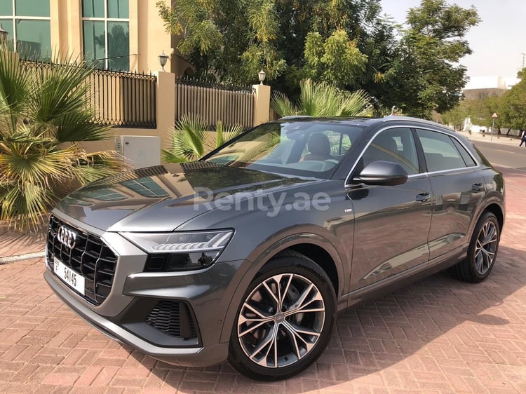 أبيض Audi Q8 للإيجار في دبي 4