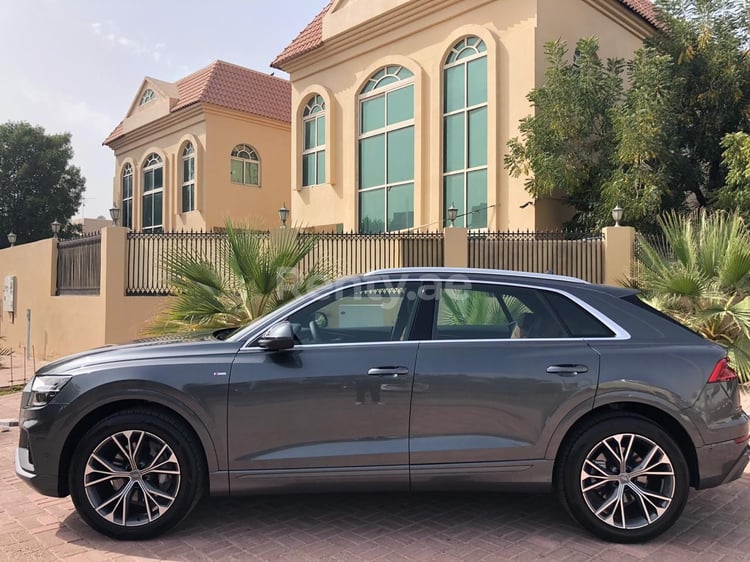 أبيض Audi Q8 للإيجار في دبي 6