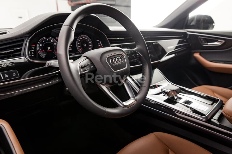 أبيض Audi Q8 للإيجار في دبي 2