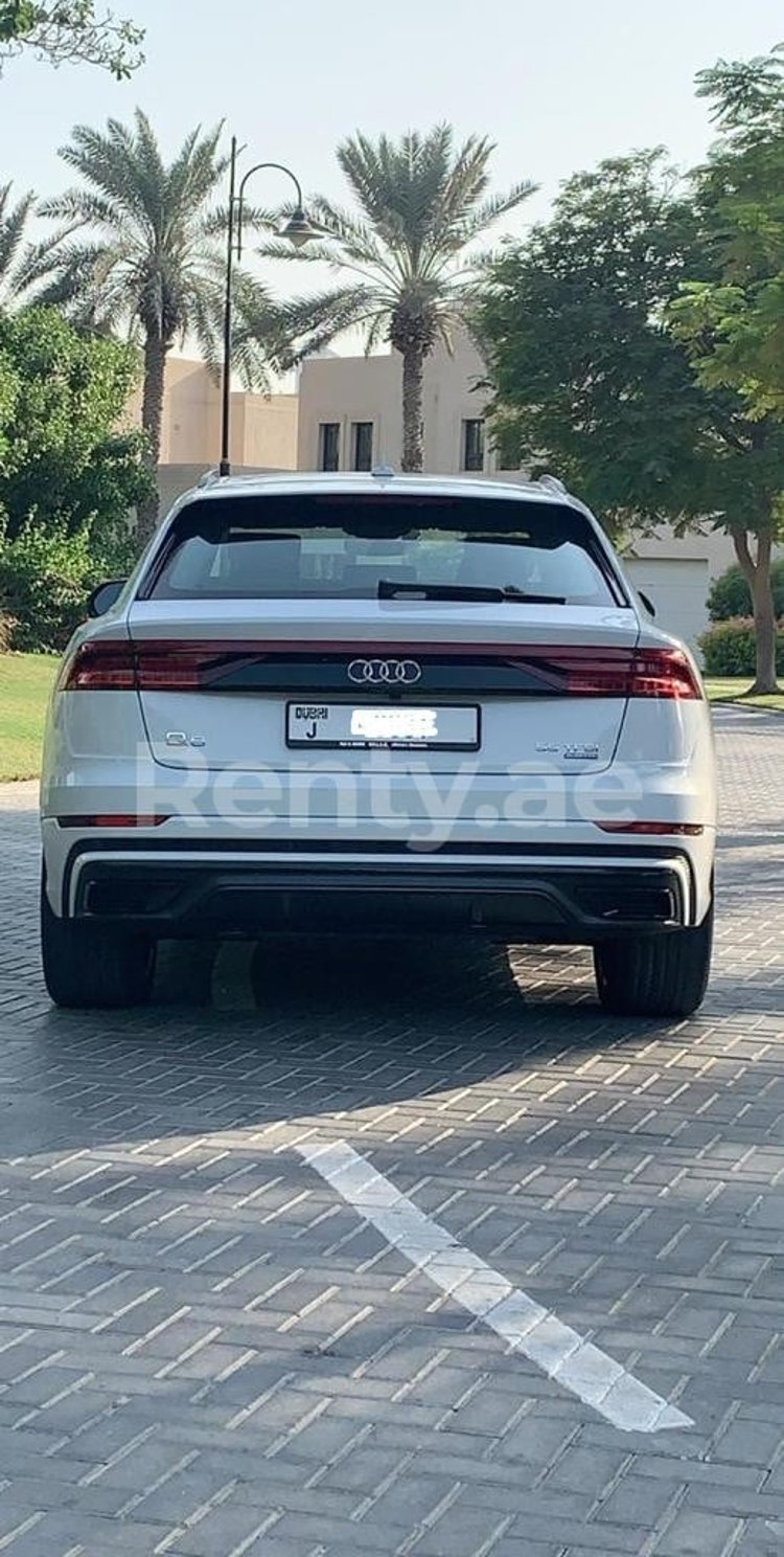 Blanc Audi Q8 en location à Dubai 3