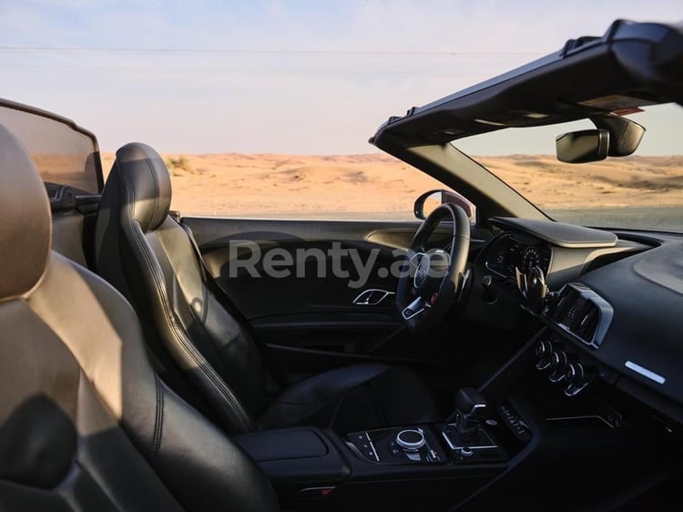 Bianca Audi R8 Facelift in affitto a Sharjah 0