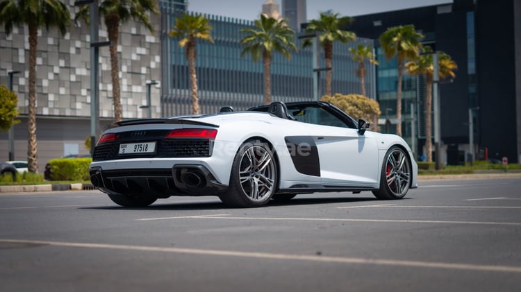 Blanc Audi R8  V10 Spyder en location à Dubai 2