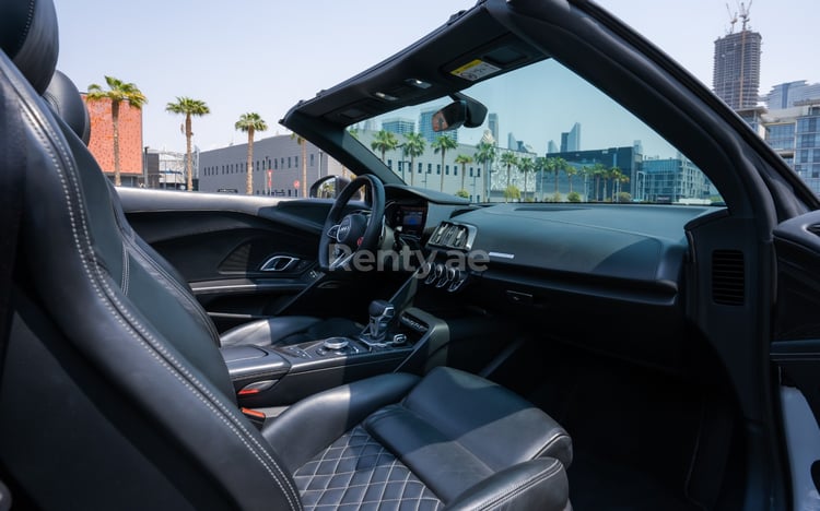 Weiß Audi R8  V10 Spyder zur Miete in Dubai 4