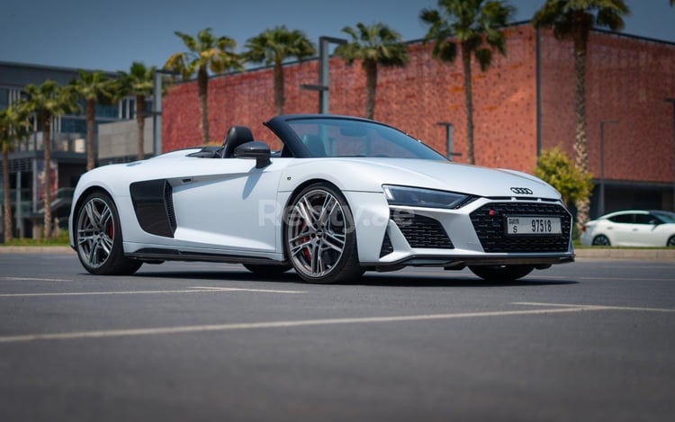 أبيض Audi R8  V10 Spyder للإيجار في دبي