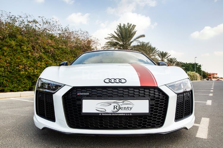 أبيض Audi R8 V10 Spyder للإيجار في دبي