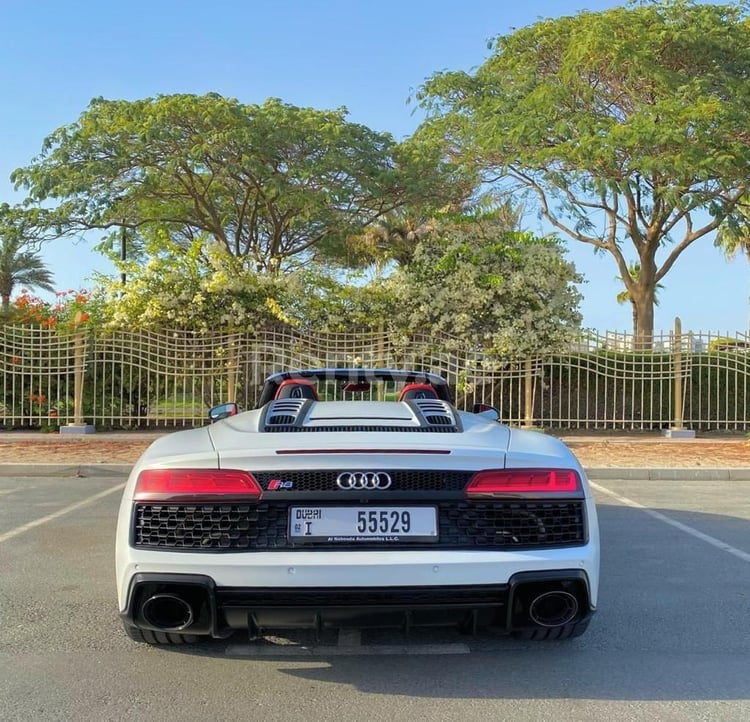 Blanc Audi R8 Spyder V10 en location à Abu-Dhabi 0