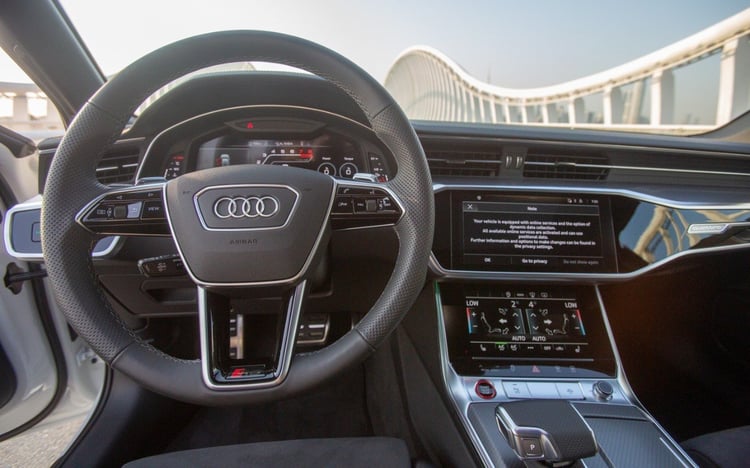 أبيض Audi RS6 للإيجار في دبي 3