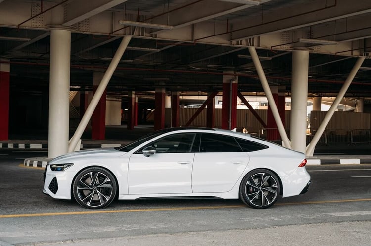 Blanc Audi RS7 en location à Sharjah 4