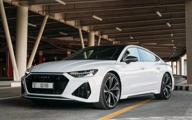 Blanco Audi RS7 en alquiler en Dubai