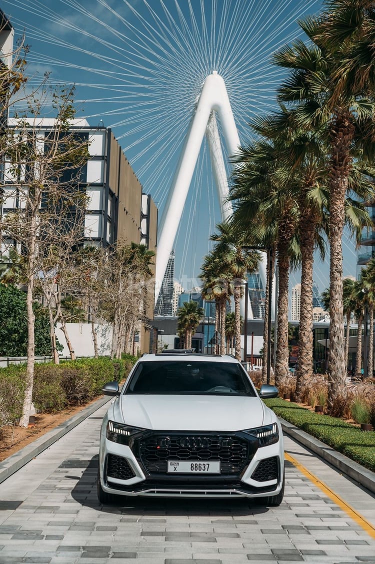 Weiß Audi RSQ8 zur Miete in Sharjah 2