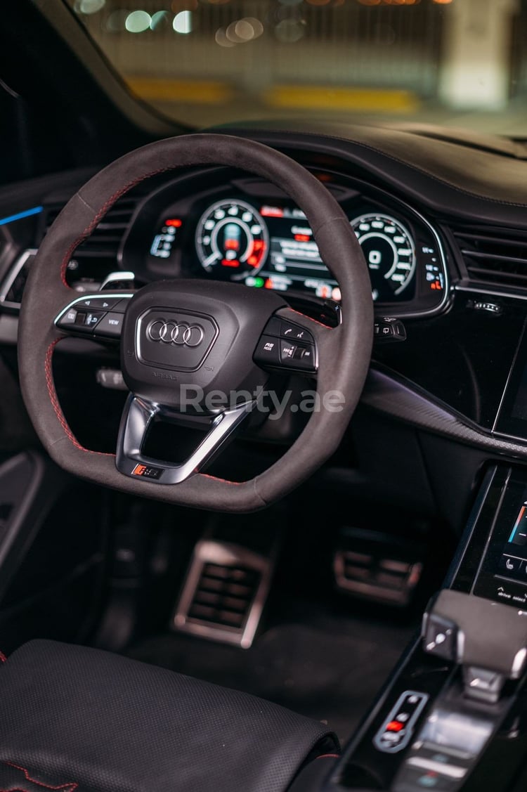 Белый Audi RSQ8 в аренду в Шарджа 6