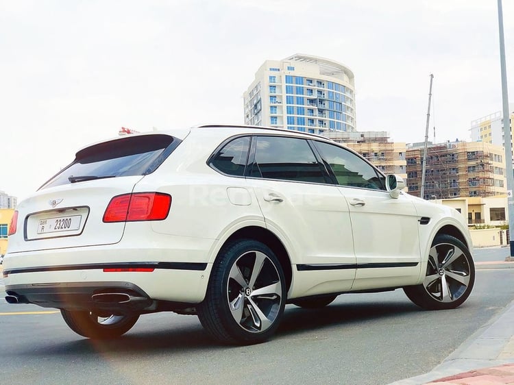 Blanco Bentley Bentayga black edition w12 en alquiler en Dubai 1