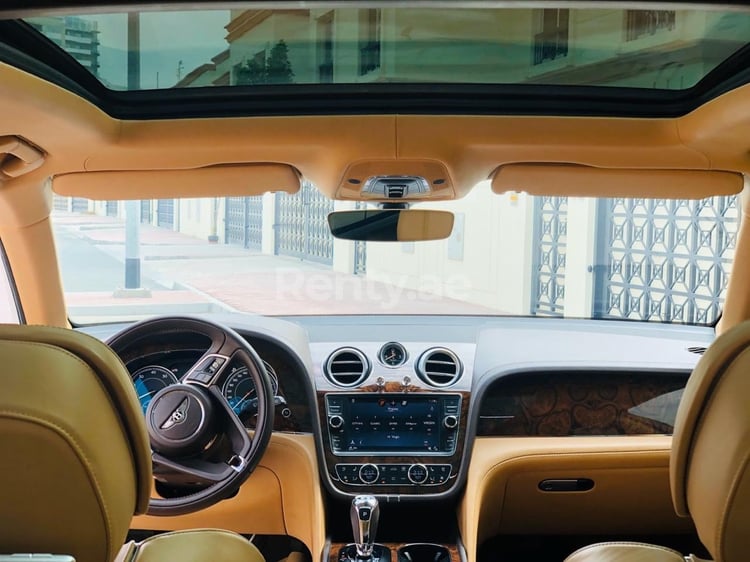 Bianca Bentley Bentayga black edition w12 in affitto a Sharjah 3