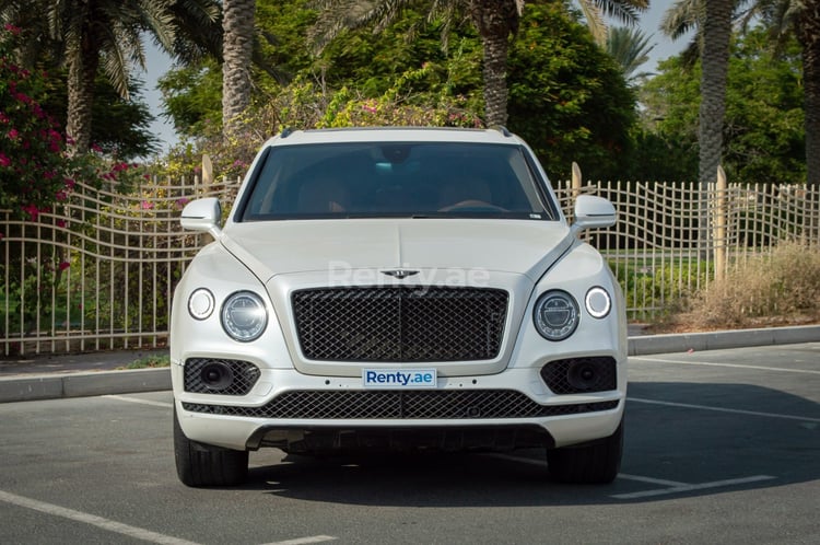 Blanco Bentley Bentayga en alquiler en Dubai 2