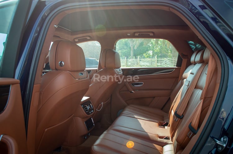 在迪拜租赁白色 Bentley Bentayga 5