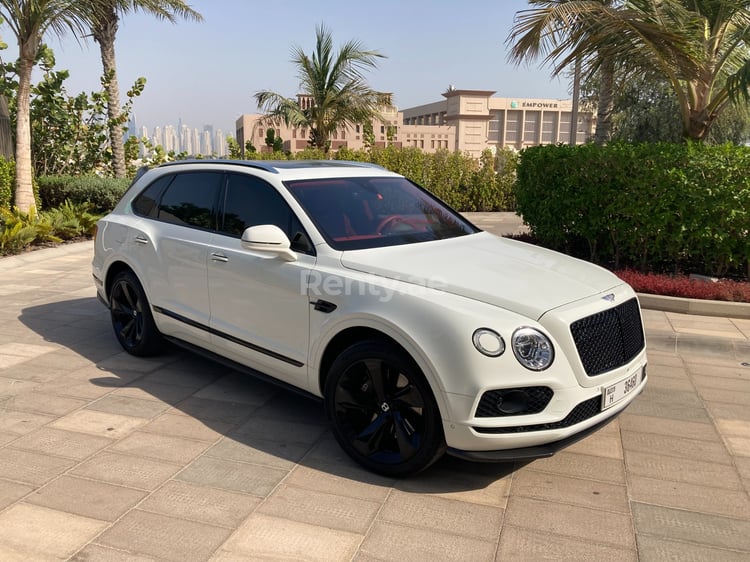 Weiß Bentley Bentayga zur Miete in Dubai 4