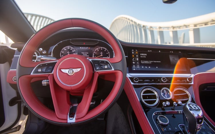 Weiß Bentley Continental GTC V12 zur Miete in Abu-Dhabi 3