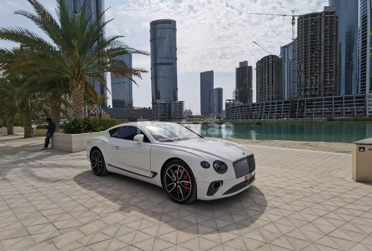 Blanc Bentley Continental GT en location à Abu-Dhabi 2