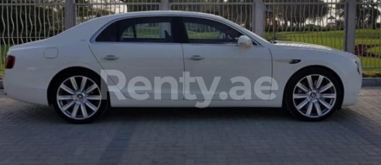 Weiß Bentley Flying Spur zur Miete in Abu-Dhabi 0