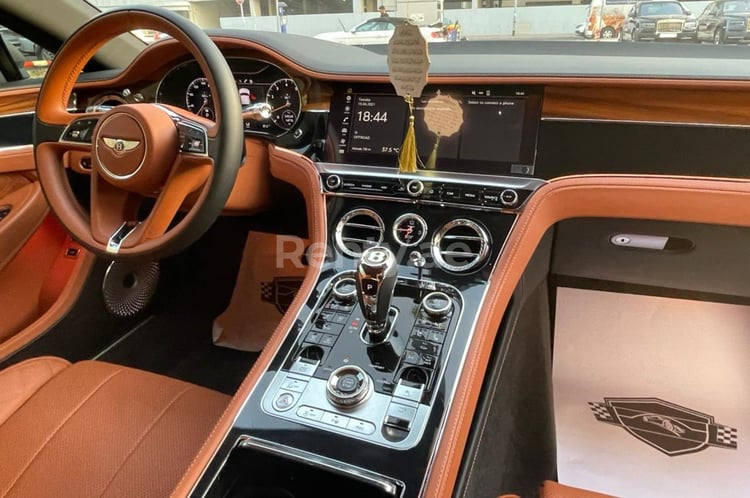 Weiß Bentley GT zur Miete in Dubai 2