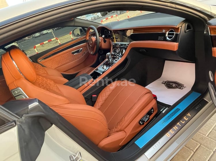 أبيض Bentley GT للإيجار في دبي 3