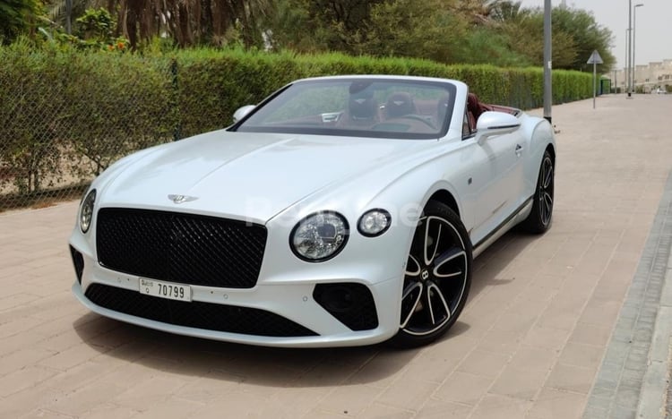 Blanc Bentley Continental GTC en location à Sharjah