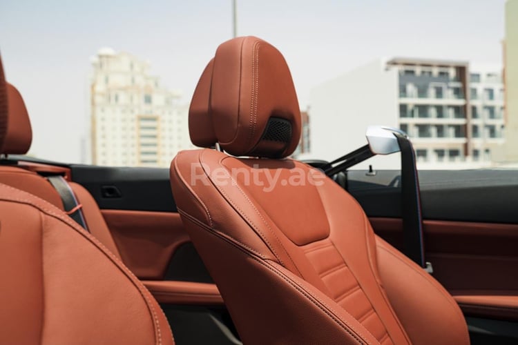 Weiß BMW 430i cabrio zur Miete in Sharjah 4