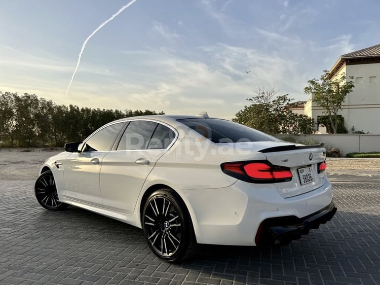 أبيض BMW 5 Series للإيجار في دبي 1