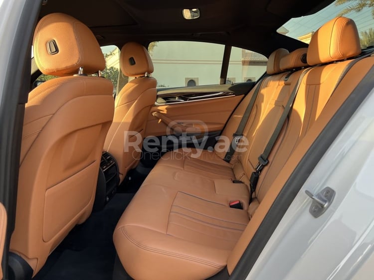 Blanco BMW 5 Series en alquiler en Sharjah 5