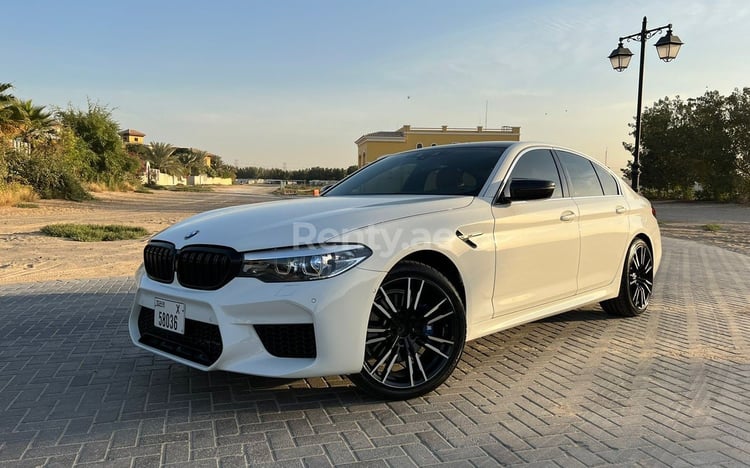 Blanco BMW 5 Series en alquiler en Sharjah